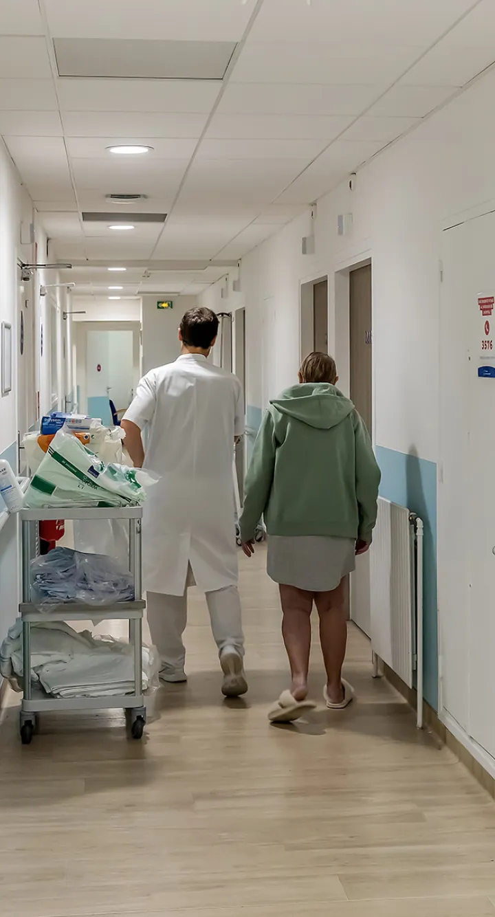 Patiente et soignant dans le couloir