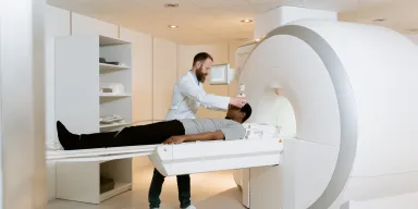 Patient en train de passer une irm avec un Manip radio 