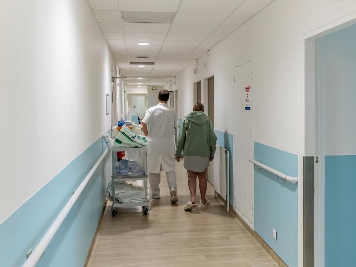 Patiente et soignant dans le couloir