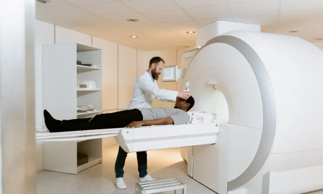 Patient en train de passer une irm avec un Manip radio 