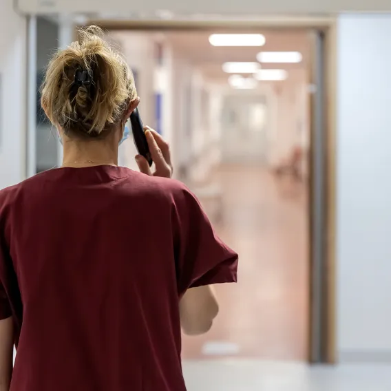 Médecin au téléphone de dos