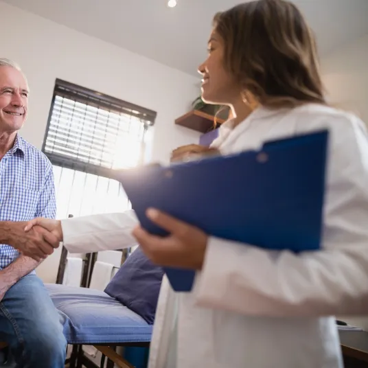 Médecin et patient dans une chambre d'un établissement de santé