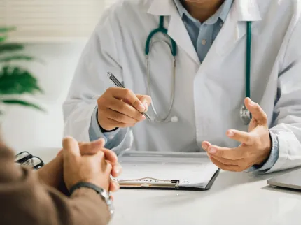 Médecin en consultation avec un patient