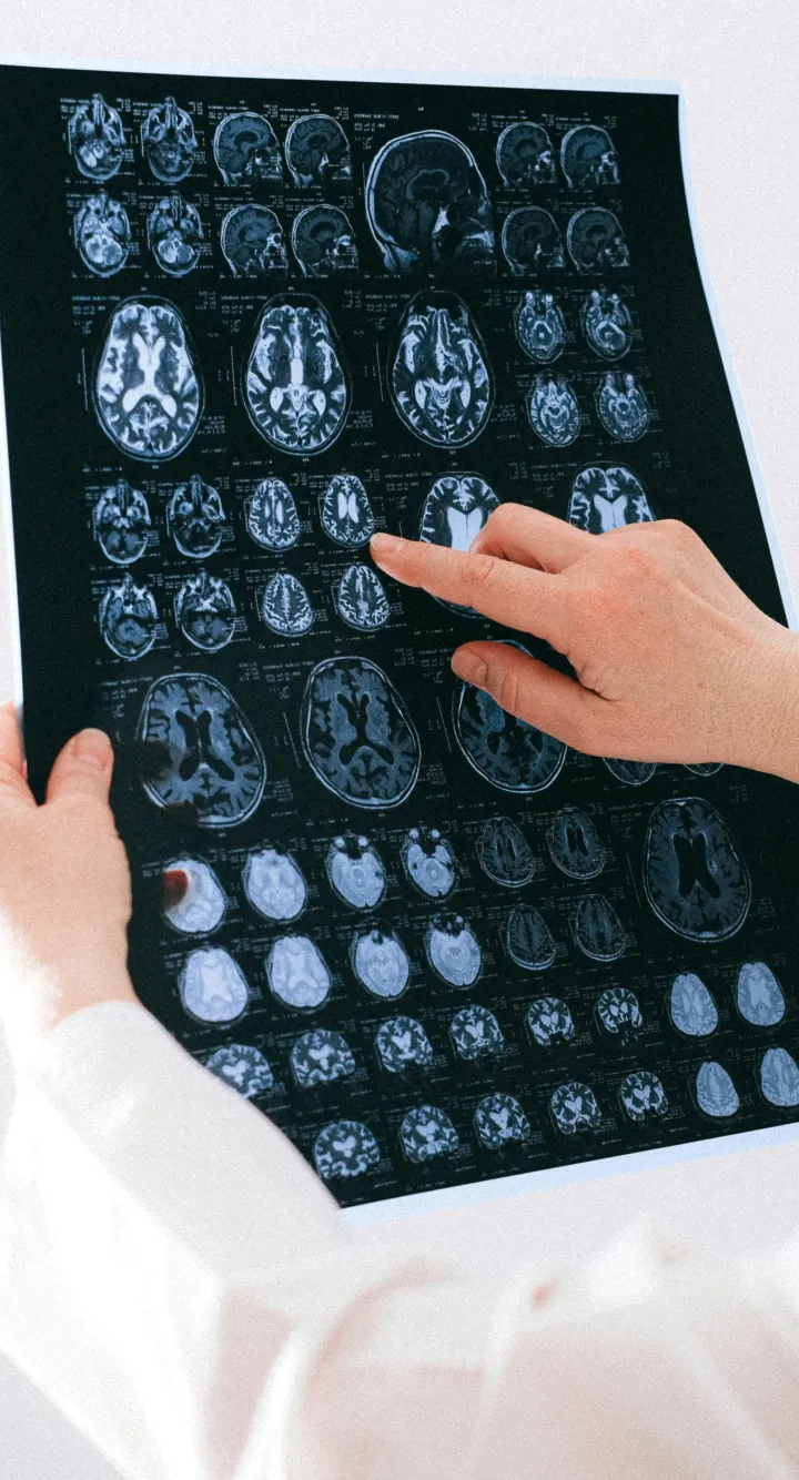 Médecine regardant la radiothérapie d'un patient