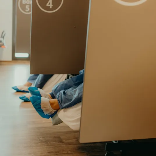 Patient en train d'attendre dans son boxe au fast track