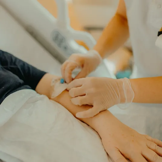 Infirmière en train de faire un soin à une patiente