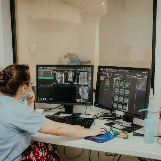 Soignant devant des images médicales