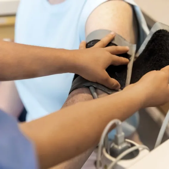 Prise de constantes d'une patiente à l'Unité de Soins Non Programmés