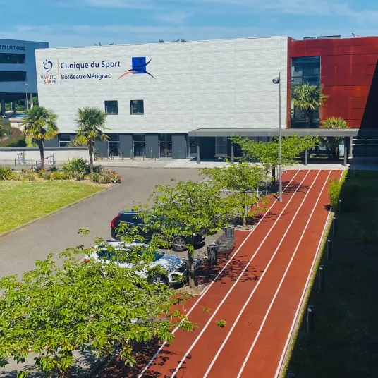 Vue en hauteur de la clinique du Sport Bordeaux-Mérignac avec la piste d'athlétisme