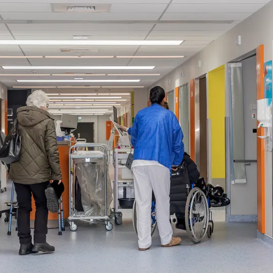 Clinique du sport - photo d'un soignant avec des patients