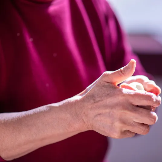 Photo d'une personne les mains croisées avec le pouce levé