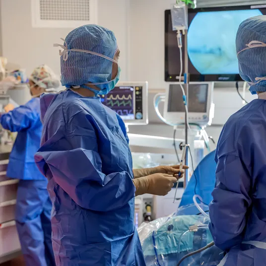 Photo de chirurgiens qui opèrent à la clinique du sport