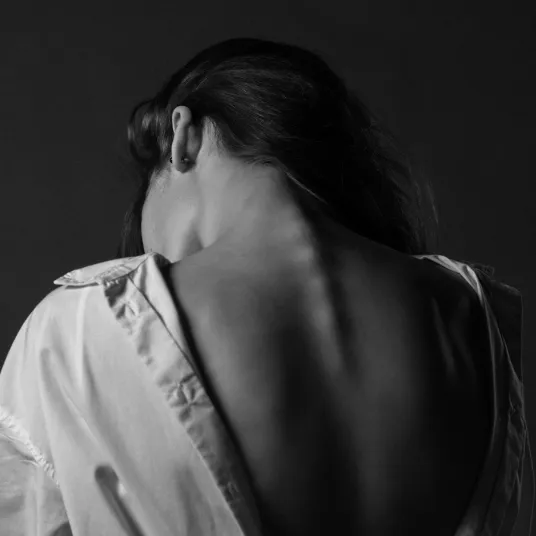 Photo en noir et blanc d'une femme de dos 