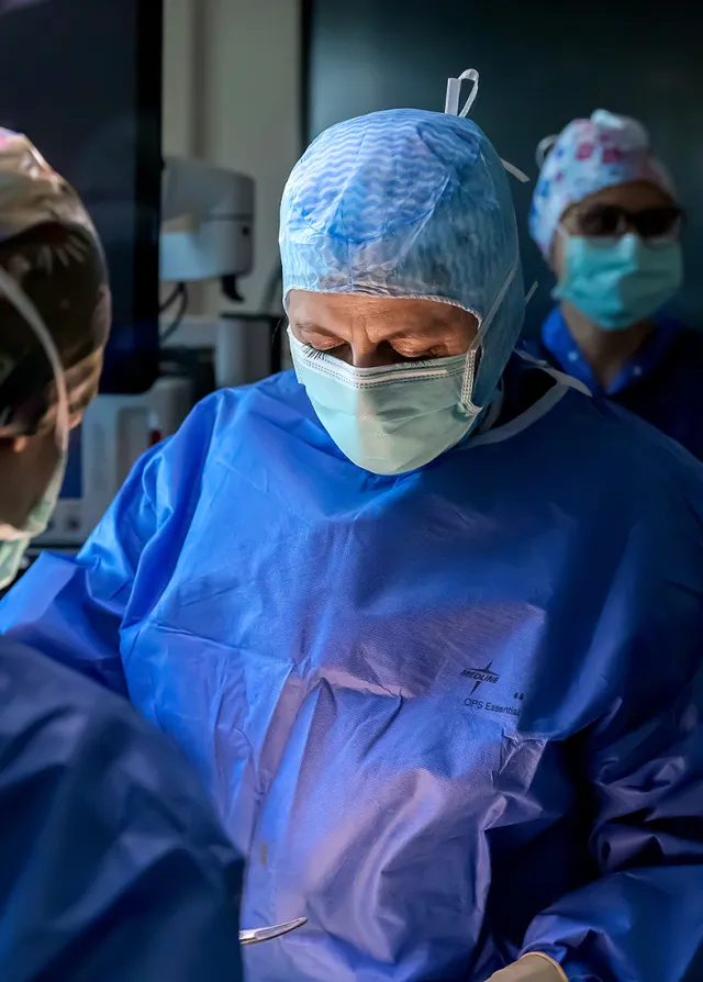 Equipe médicale du bloc opératoire de la Clinique du Sport en pleine intervention chirurgicale