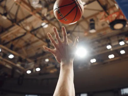 Zoom sur la main d'un joueur de basketball - Clinique du Sport Bordeaux-Mérignac