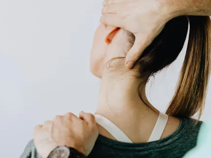 Photo d'une personne qui exerce des soins sur une autre personne au niveau des cervicales