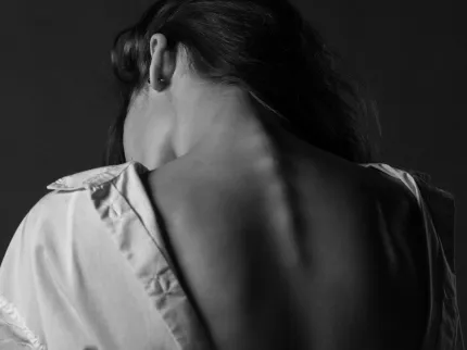 Photo en noir et blanc d'une femme de dos 