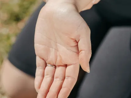 Photo d'une femme se tenant le poignet