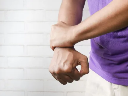 Photo d'une personne se tenant le poignet