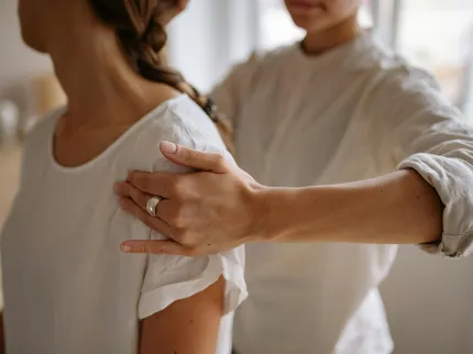 Photo d'une personne qui appuie sur l'épaule d'une autre personne 