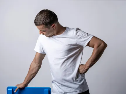 Photo d'un homme qui se tient la hanche