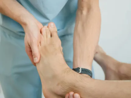 Photo d'un soignant qui mobilise un pied