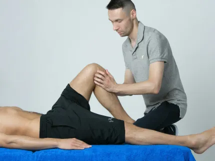 Photo d'un kiné qui mobilise un genou