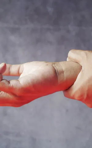 Zoom sur une photo d'un brase tenant le poignet de la main opposé en signe de douleur. Groupe Vivalto Santé
