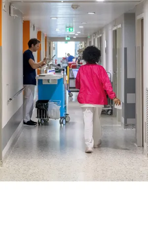 femme dans les couloirs de la clinique du Sport à Bordeaux Mérignac