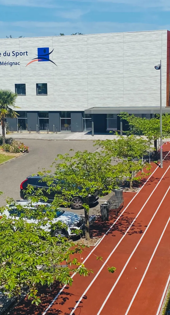 Vue en hauteur de la clinique du Sport Bordeaux-Mérignac avec la piste d'athlétisme