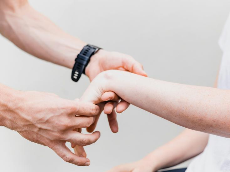 Photo d'une personne qui masse un poignet 