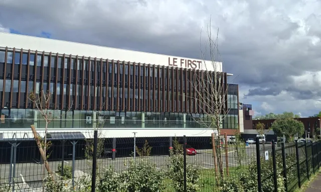 Photo du bâtiment le FIRST au sein du Campus Clinique du Sport