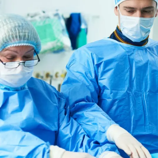 Médecin au bloc