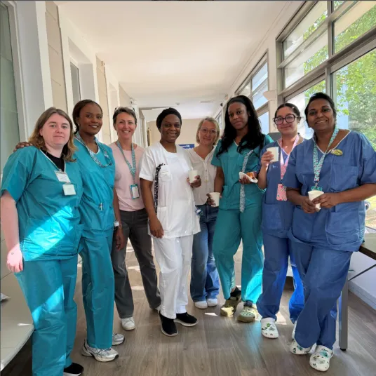 Plusieurs infirmières qui sourient