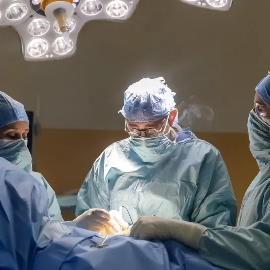 Chirurgie orthopédique avec chirurgien et équipe