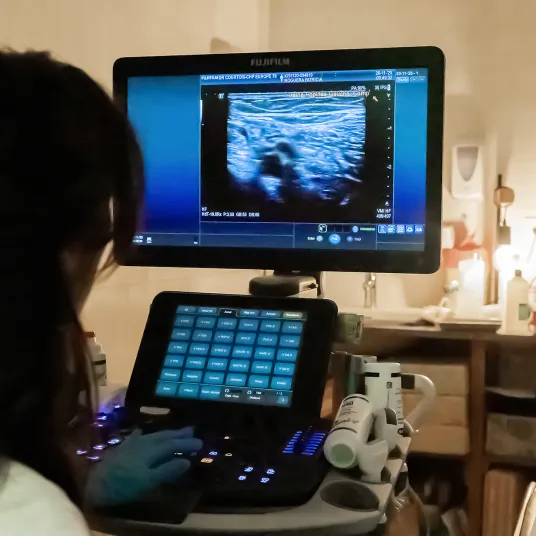 Médecin vasculaire (Angiologue) en train de faire un écho-doppler