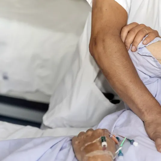 Kinésithérapeute en train de manipuler un patient