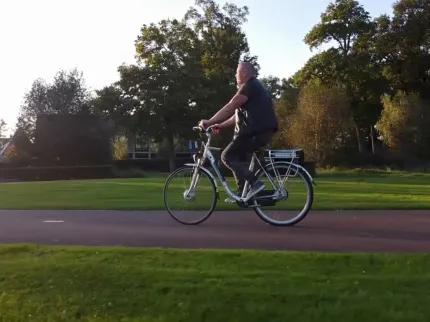 Homme à vélo