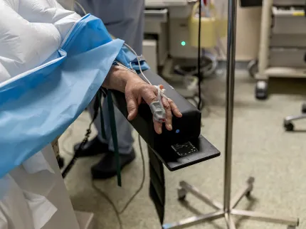 Main d'un patient au bloc
