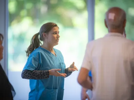 Kiné en train de faire faire des exercices aux patients