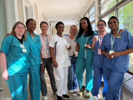 Plusieurs infirmières qui sourient