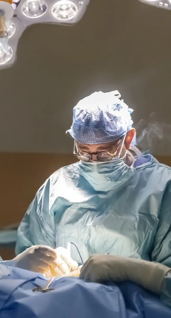 Chirurgie orthopédique avec chirurgien et équipe