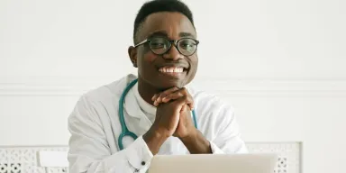 medecin-devant-son-ordinateur-repondant-aux-demandes