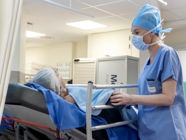 Patient en attente avant son intervention avec une soignante