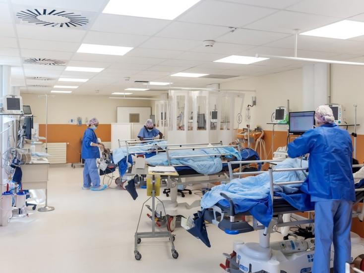 Salle de réveil avec des patients et des infirmières