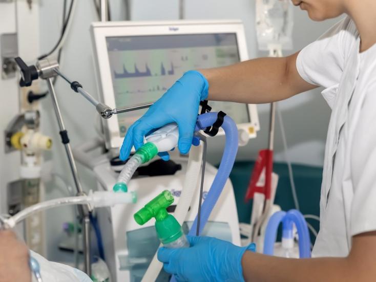 Infirmiere-service-soins-critiques-avec-patiente
