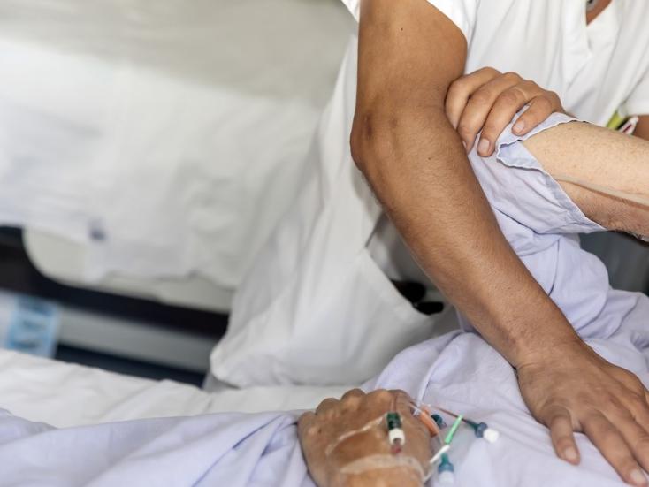 Kinésithérapeute en train de manipuler un patient