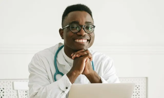 medecin-devant-son-ordinateur-repondant-aux-demandes