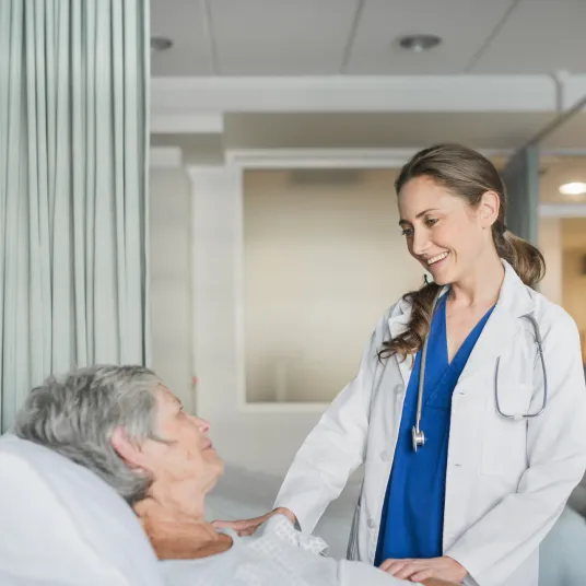 Médecin et patient dans une chambre d'un établissement de santé