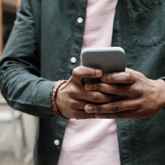 Homme utilisant son téléphone portable